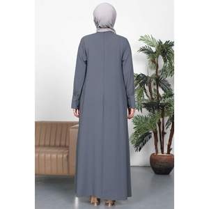 Vestido Hijab Plisado con Cuello Apedreado, Color Humo - Product Image 5