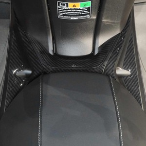 Adesivo Protettivo 3D Personalizzato per Poggiapiedi Centrale Yamaha Xmax 125-300 2023, Adesivi per Moto - Product Image 1