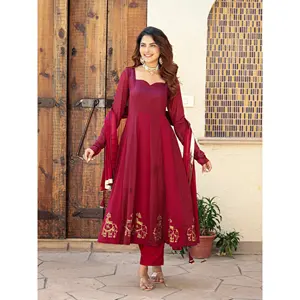 Ensemble de costume pour femme Kiara en soie de vin peinte à la main, design élégant et unique pour femmes - Product Image 3