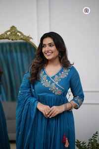 ชุดเดรสผ้าวิสโคสเรยอนปักลายสวยงาม 3 ชิ้น พร้อมผ้าคลุมไหล่ลายแจ็คการ์ดพิมพ์ลายสวยงาม เหมาะสำหรับชุดทำงานสุภาพสตรี ความยาวคลุมเท้า - Product Image 5