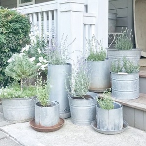 Jardinière galvanisée écologique unique avec aspect vieilli, parfaite pour les balcons de jardins domestiques et les patios extérieurs. - Product Image 1