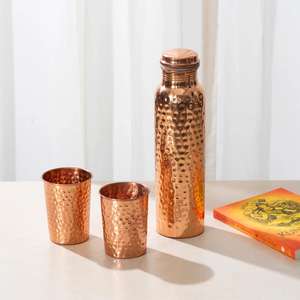 Bouteille en cuivre de qualité supérieure fabriquée à la main avec un ensemble de verres et une finition polie, durable pour une utilisation ayurvédique traditionnelle en provenance d'Inde - Product Image 2