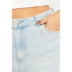 Pantalones cortos de mezclilla con dobladillo crudo desgastado de cintura alta para mujer, tela elástica transpirable, botón de tachuela, cinturón, bucles, bolsillos, verano, servicio OEM - Product Image 4