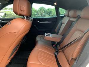 2018 Maserati Levante SUV เครื่องยนต์เทอร์โบ AWD Drive ยาง R18พร้อมส่งกระปุกเกียร์อัตโนมัติภายในสีดำหลังคาโลหะ - Product Image 6