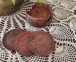 Posavasos de madera de mango indio moderno, exhibición de taza grabada con flores para restaurantes - Product Image 1