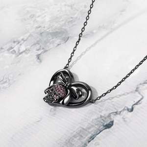 Collier pendentif crâne en argent sterling et diamants Jeulia, design romantique et sombre - Product Image 6