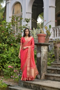 Sari de Bollywood de última moda con trabajo de piedra pesada y borde elegante para uso festivo y de boda disponible a los mejores precios - Product Image 6