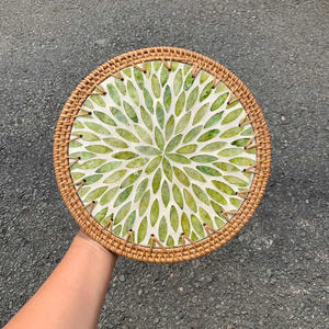 แผ่นรองจานหวายทรงกลม ทำด้วยมือ ประดับด้วยโมเสกเปลือกหอยมุกหลากสี ขายส่งจากโรงงานโดยตรง รับทำโลโก้ตามสั่ง ประเทศเวียดนาม - Product Image 1
