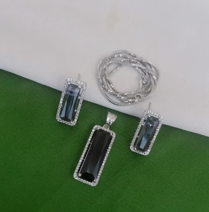 Exquisito conjunto de colgantes de diseñador con acabado plateado con pendientes con piedras AD Look para fiestas de boda colección de ropa para mujer - Product Image 2