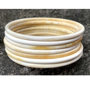 Brazalete de Cuerno de Búfalo Sostenible, Regalo de Lujo para Mujer - Product Image 1