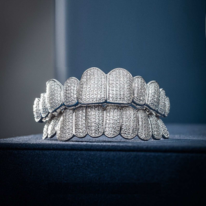 Lujo 925 Plata Corte redondo Moissanite Diamond Grills Elegante Iced Out Hip Hop Dientes Joyería para hombres y mujeres Fine Grillz - Product Image 1