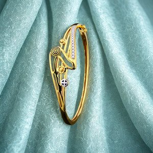 Brazalete moderno y artístico de oro para mujer con un diseño único de calado y detalles de dos tonos, elegante brazalete de diseñador de Kinnova Jewels. - Product Image 1