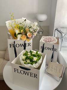 Sacs en papier pour bouquet de fleurs carrés blancs écologiques de qualité supérieure, fournisseur d'emballages cadeaux personnalisés imprimés - Product Image 2
