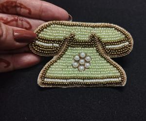 Broche brodée magnifique, faite à la main avec des perles, personnalisable, broche brodée avec des perles de rocaille, design par glowin fashion - Product Image 4