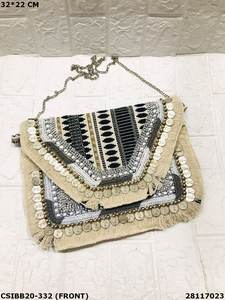 Bolso de mano de diseñador artesanal con bordado de piedras y cuentas bohemias Banjara para damas que mezclan la tradición con el estilo - Product Image 3