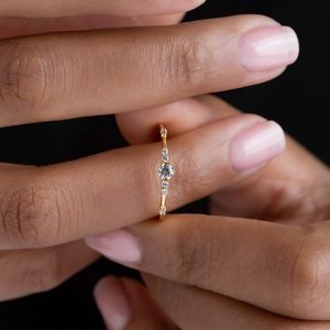 Anillo de Compromiso y Matrimonio de Plata de Ley 925 con Moissanita Redonda, Engaste de Lujo con Puntas, Chapado en Oro de 18K, Certificado, 3 Gramos, Estilo Eternity - Product Image 2