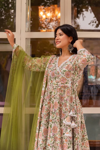 Conjunto Angrakha de Algodón con Estampado a Mano SUNHARI Aamira con Dupatta de Malla, Kurta de Algodón Puro con Estampado Floral y Pantalones, Ropa Étnica para Mujer - Product Image 4
