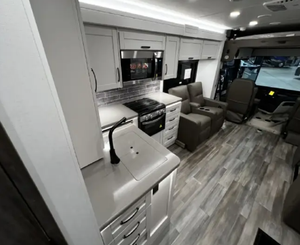 รถบ้านมือสอง E-N-T-E-G-R-A RV Coach Vision XL 31UL ปี 2023 2025 2024 รถบ้านเคลื่อนที่ รถพ่วงเดินทาง - Product Image 5