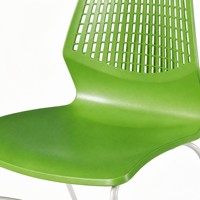 Chaise de conférence moderne en plastique perforé avec structure et dossier métalliques pour salles de classe et auditoriums (sièges de formation)