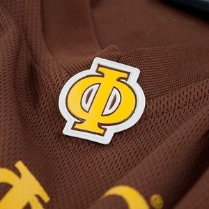 Iota Phi Theta Football Jersey Tee Marron avec Or 63 Numéro Manches Rayées Collegiate Greek Life Athletic Fraternité Shirt - Product Image 5