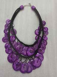 Colliers en résine bicolore fabriqués à la main avec des accents de paillettes et des détails de tourbillon Un cadeau de bijoux unique pour elle pour tous les événements - Product Image 4