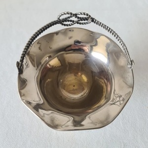 Bol de service en argent de designer avec poignée, parfait pour la décoration de table et l'affichage en pièce maîtresse, fabriqué à la main en Inde - Product Image 4