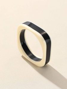 Bracelet jonc en résine acrylique géométrique, design élégant, bicolore ambre et gris, bijou tendance unisexe - Product Image 5