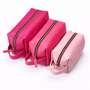 Sac de rangement pour maquillage et rasage en cuir personnalisé avec fermeture éclair imperméable, trousse de toilette de voyage - Product Image 1