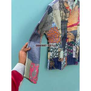 Veste polaire matelassée indienne à la main pour femmes Manteau d'hiver court en coton réversible pour filles Techniques imprimées pour la saison d'automne - Product Image 5