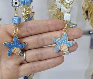 Llavero de moda con mosquetón de aleación metálica esmaltada en oro con formas 3D y puntas esmaltadas únicas - Product Image 3