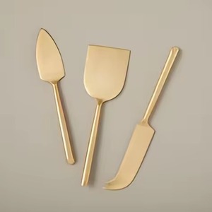 Ensemble de couteaux à fromage trancheuse en acier inoxydable 3 pièces de style attrayant fabriqué à la main avec manche en résine pour servir le petit déjeuner au fromage - Product Image 4