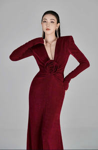 Robe de soirée de luxe pour femmes en velours rouge, col en V profond, manches longues, robe de fête florale 3D, sur mesure OEM ODM Vietnam - Product Image 3