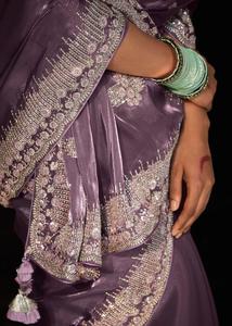 Saree indien de luxe avec broderie lourde et pièce de chemisier élégant pour les femmes mariage et tenue de fête à des prix abordables - Product Image 6