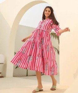 Nouvelle robe mi-longue en coton imprimé floral à la mode élégant été Boho cadeau de mariage moderne Fit en vente pour les mariées - Product Image 1