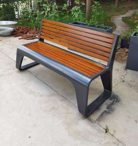 Banco de Parque Urbano Moderno para Exteriores, Listones de Madera Maciza, Estructura de Metal Galvanizado, 4 Plazas, Resistente al Agua, Duradero para Jardines, Patios y Gimnasios - Product Image 1