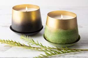 Tarro de vela de cera de metal antiguo con aspecto vintage adecuado para hogares tradicionales interiores clásicos y espacios de decoración patrimonial - Product Image 5