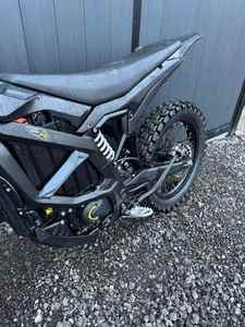 SURRON ULTRA BEE 2024, 894 millas, 2 llaves, 1 cargador, Auténtico - Product Image 4