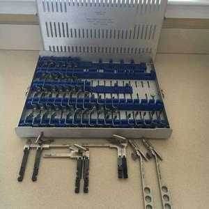 Retractor Lumbar Astrin Surgical Koros Blackbelt, Juego Completo de Instrumentos de Cirugía de Columna Vertebral de Acero Inoxidable, Fuente de Alimentación Manual MOL - Product Image 2