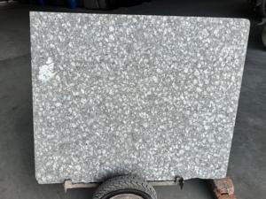 Venta caliente suelo de granito flameado negro India elegante diseño de moneda duradera para áreas de alto tráfico superficie pulida estilo moderno - Product Image 2