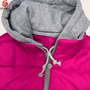 Gilet matelassé en tricot à capuche avec logo personnalisé, écologique, pour femmes, couleur unie, streetwear d'hiver, style urbain - Product Image 3