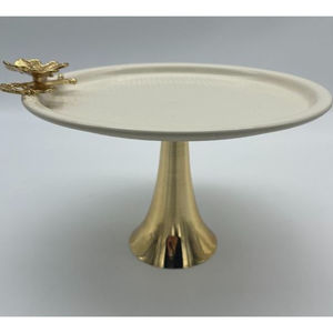 Exhibidor de Pasteles de Diseño de Lujo en Crema y Metal Dorado con Adorno de Mariposa Decorativa para Exhibición de Postres en Bodas y Fiestas en Oferta - Product Image 1