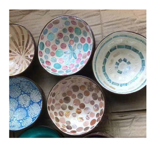 Cuenco de cáscara de coco hecho a mano, convierte la naturaleza en arte con estos cuencos orgánicos y únicos para cenas creativas y tiendas minoristas boutique - Product Image 1