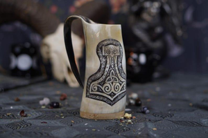 Jarra Vikinga Hecha a Mano, Jarra de Cuerno, Taza de la Edad Media, Regalo de Mitología, Taza de Cuerno de Odín, Mjolnir con Asa de Tradebit - Product Image 5