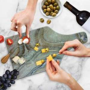 Elegante tabla de cortar de mármol moderna con detalles intrincados perfecta para regalar o mejorar la estética de cualquier cocina - Product Image 1