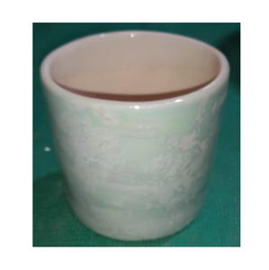 Maceta de cerámica con orificio de drenaje ideal para hierbas suculentas o flores que agrega encanto al espacio interior o de oficina - Product Image 1