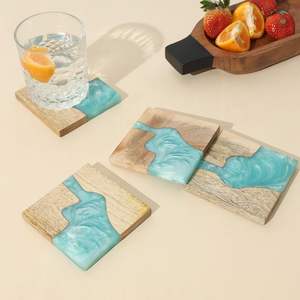 Ensemble de quatre sous-verres de mélange de résine de wooen uniques fabriqués à la main avec une attention particulière aux détails. - Product Image 1