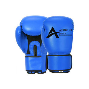 Guantes de entrenamiento Muay Thai profesionales con logotipo personalizado hechos de PU y material de cuero - Product Image 3