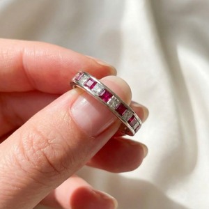 Bague de mariage demi-éternité en or massif 18 carats (AU750) avec rubis véritable taille princesse et diamants naturels sertis en canal, idéale pour un anniversaire - Product Image 2