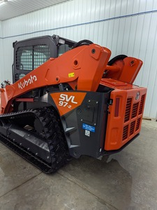 รถตักขนาดเล็ก Kubota SVL97-2 รถตักตีนตะขาบขนาดกะทัดรัด เครื่องยนต์ดีเซล 96 แรงม้า ชั่วโมงการใช้งานต่ำ ระบบไฮดรอลิกไหลแรงสูง - Product Image 1
