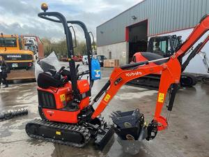 Miniexcavadora Kubota U10-5 tipo oruga, color rojo, con accesorio rompedor de rocas Daemo B50, precio asequible, en venta. - Product Image 3